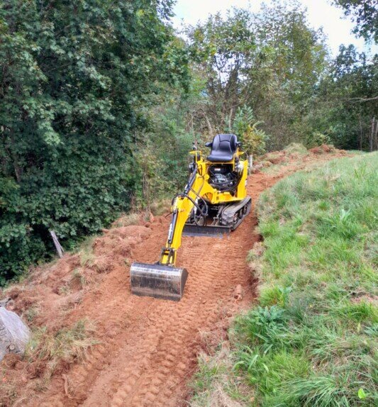rangement et création d'un chemin avec la mini pelle